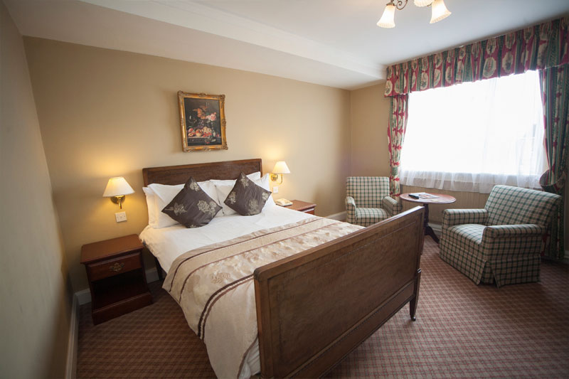 Double bed in a classic bedroom at mercure manchester piccadilly hotel